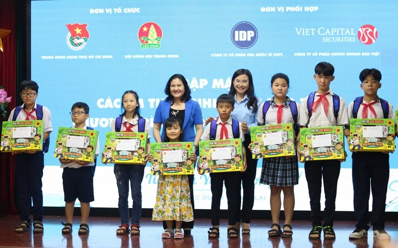 “Nối vòng tay thương” bảo trợ hơn 1.700 em thiếu nhi mồ côi do Covid-19 “Nối vòng tay thương” bảo trợ hơn 1.700 em thiếu nhi mồ côi do Covid-19