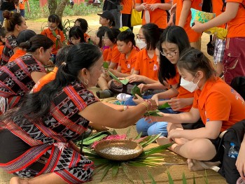 Nhiều trò chơi dân gian hấp dẫn trẻ em trong tháng 6