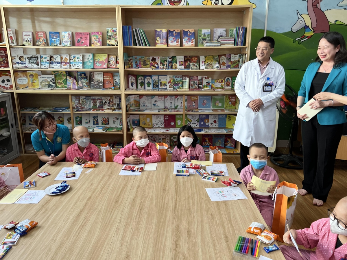 Phó Chủ tịch nước Võ Thị Ánh Xuân trao quà cho các bệnh nhi ung thư dịp Tết thiếu nhi Mỗi suất quà gồm 1 túi quà trị giá 100.000 đồng và 3 triệu đồng tiền mặt.