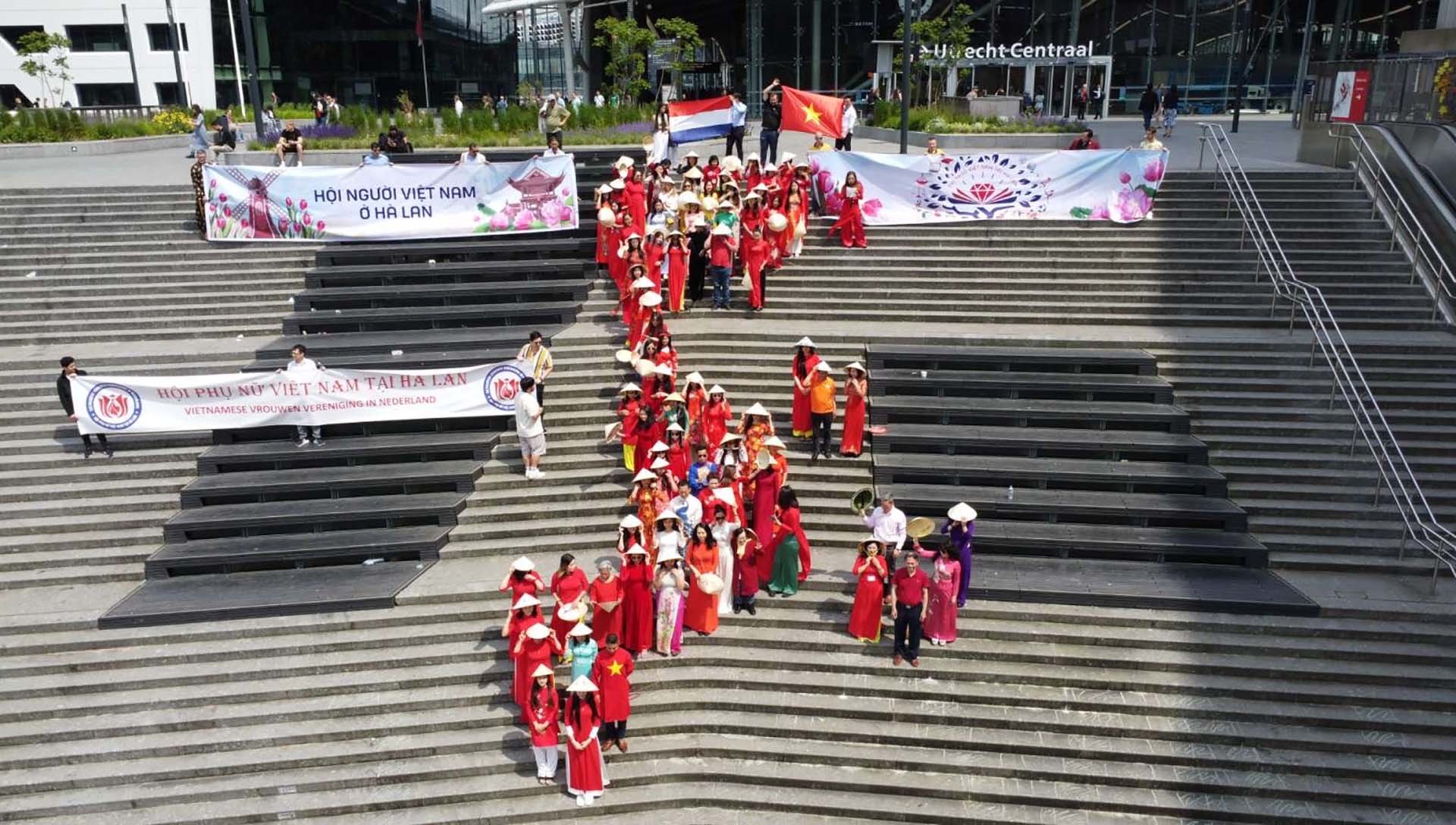 Thắm đợm tình đoàn kết cộng đồng người Việt tại Hà Lan Thắm đợm tình đoàn kết cộng đồng người Việt tại Hà Lan