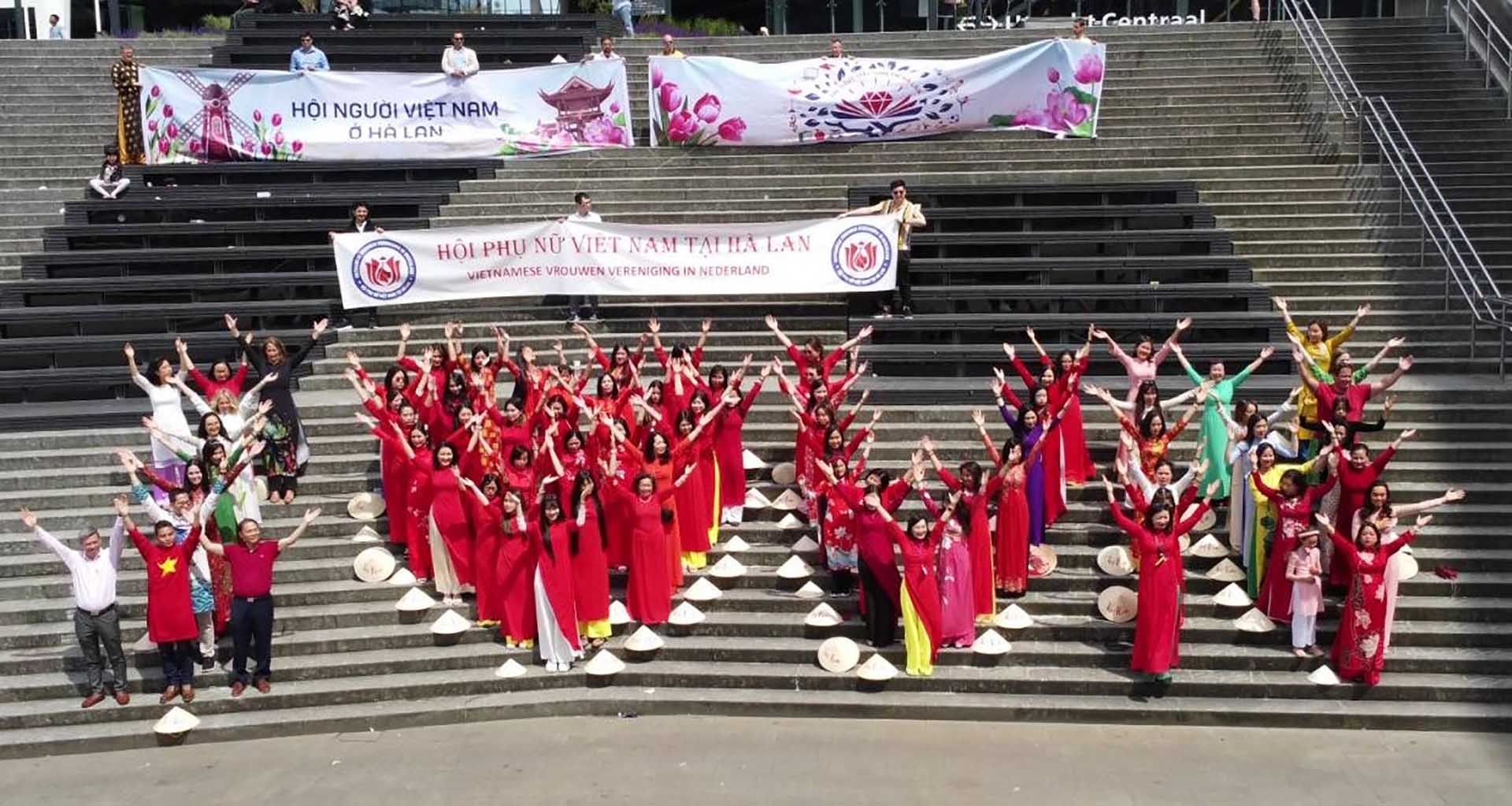 Thắm đợm tình đoàn kết cộng đồng người Việt tại Hà Lan Thắm đợm tình đoàn kết cộng đồng người Việt tại Hà Lan