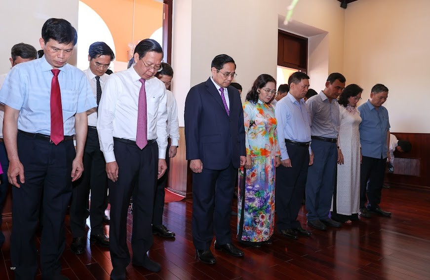 Thủ tướng dâng hương tưởng nhớ Chủ tịch Hồ Chí Minh, kỷ niệm 111 năm Ngày Người ra đi tìm đường cứu nước Thủ tướng dâng hương tưởng nhớ Chủ tịch Hồ Chí Minh, kỷ niệm 111 năm Ngày Người ra đi tìm đường cứu nước