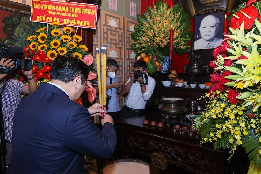 Thủ tướng dâng hương tưởng nhớ Chủ tịch Hồ Chí Minh, kỷ niệm 111 năm Ngày Người ra đi tìm đường cứu nước Thủ tướng dâng hương tưởng nhớ Chủ tịch Hồ Chí Minh, kỷ niệm 111 năm Ngày Người ra đi tìm đường cứu nước