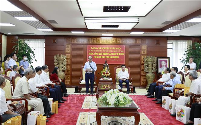 Chủ tịch nước Nguyễn Xuân Phúc thăm, tặng quà Hội Người cao tuổi Hải Dương Chú thích ảnh