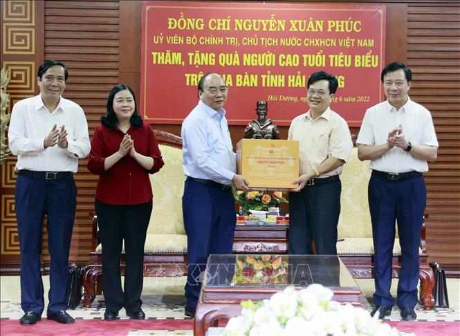 Chủ tịch nước Nguyễn Xuân Phúc thăm, tặng quà Hội Người cao tuổi Hải Dương Chú thích ảnh