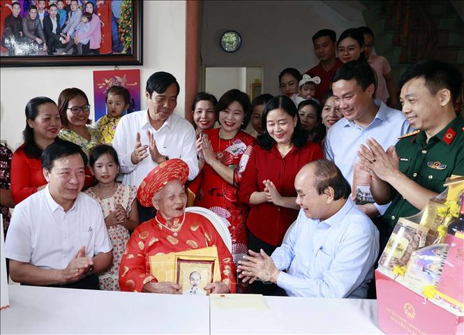 Chủ tịch nước Nguyễn Xuân Phúc thăm, tặng quà Hội Người cao tuổi Hải Dương Chú thích ảnh