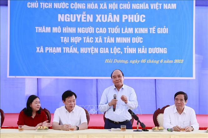 Chủ tịch nước Nguyễn Xuân Phúc thăm, tặng quà Hội Người cao tuổi Hải Dương Chú thích ảnh