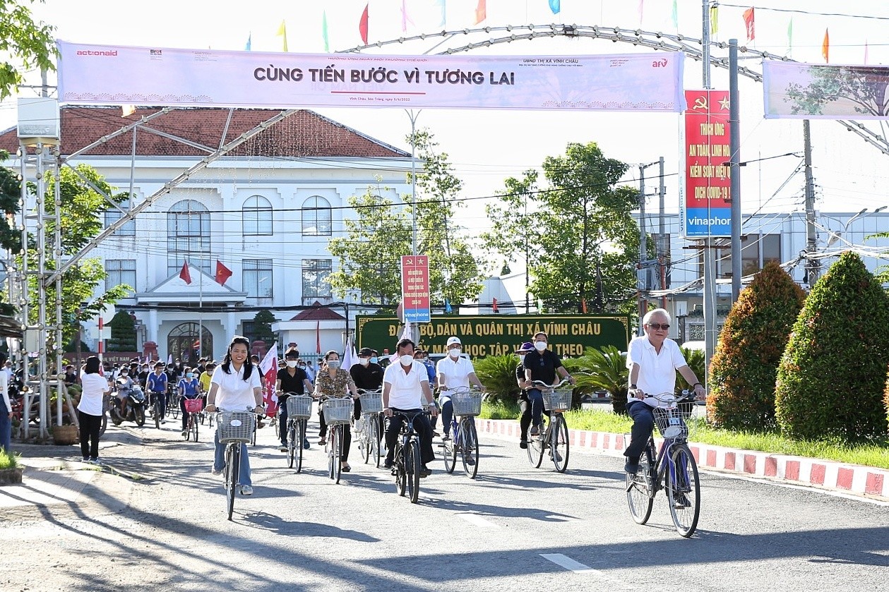 100 em học sinh Thị xã Vĩnh Châu cùng đại biểu, khách mời sự kiện tham gia đạp xe phát động Chiến dịch _Cùng bước vì tương lai_ 2022 nhân Ngày Môi trường Thế giới. 100 em học sinh Thị xã Vĩnh Châu cùng đại biểu, khách mời sự kiện tham gia đạp xe phát động Chiến dịch _Cùng bước vì tương lai_ 2022 nhân Ngày Môi trường Thế giới.