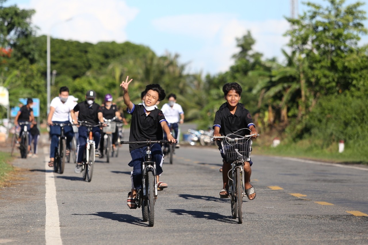 100 em học sinh Thị xã Vĩnh Châu cùng đại biểu, khách mời sự kiện tham gia đạp xe phát động Chiến dịch _Cùng bước vì tương lai_ 2022 nhân Ngày Môi trường Thế giới. 100 em học sinh Thị xã Vĩnh Châu cùng đại biểu, khách mời sự kiện tham gia đạp xe phát động Chiến dịch _Cùng bước vì tương lai_ 2022 nhân Ngày Môi trường Thế giới.