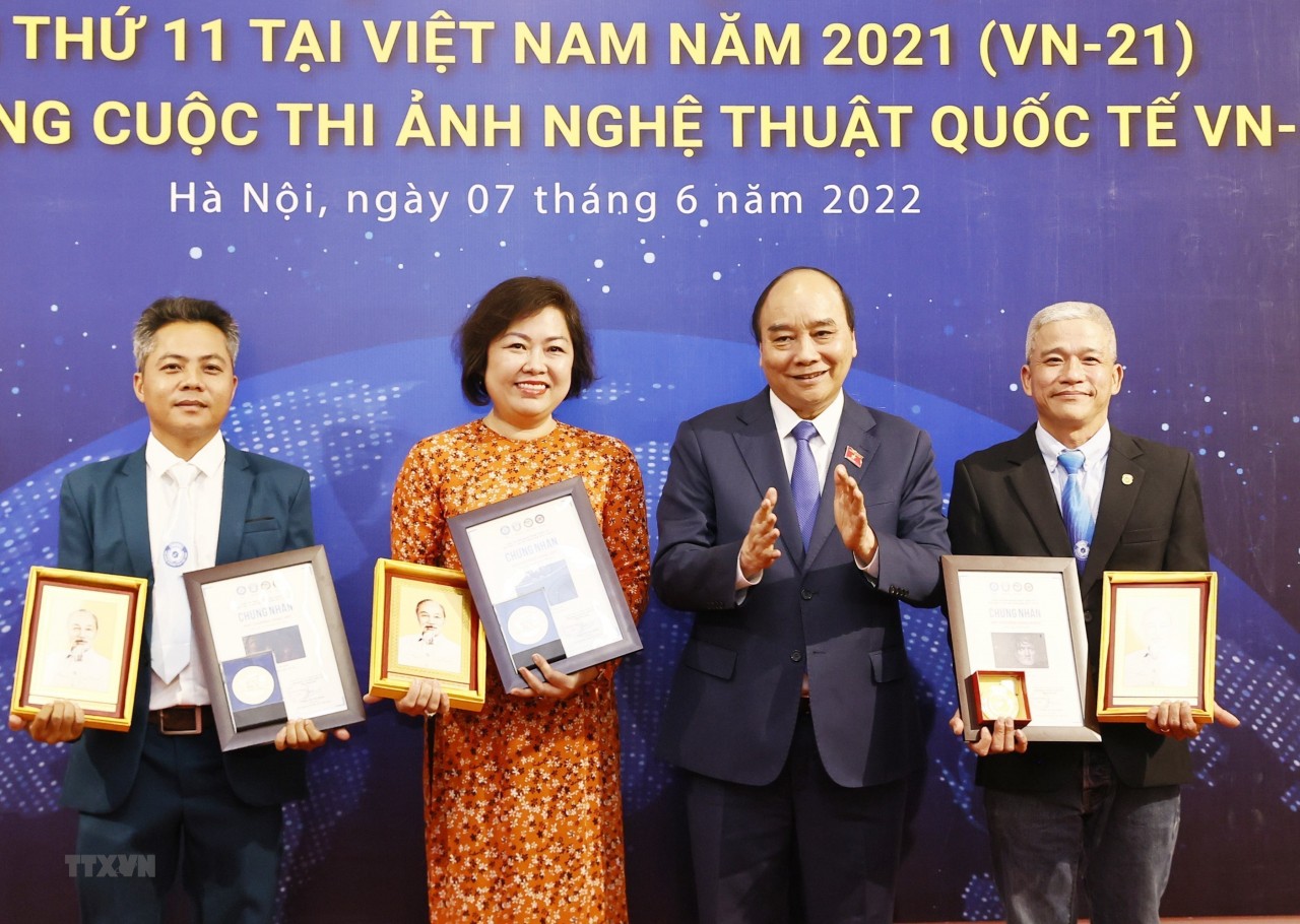 Chủ tịch nước dự Lễ trao giải Cuộc thi ảnh Nghệ thuật Quốc tế lần thứ 11 Chủ tịch nước dự Lễ trao giải Cuộc thi ảnh Nghệ thuật Quốc tế lần thứ 11