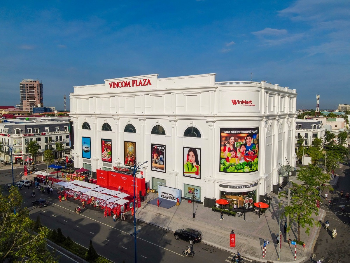 Vincom Plaza Mỹ Tho và Vincom Plaza Trần Huỳnh đều có kiến trúc hiện đại, quy tụ hàng loạt thương hiệu uy tín trong nước và quốc tế.