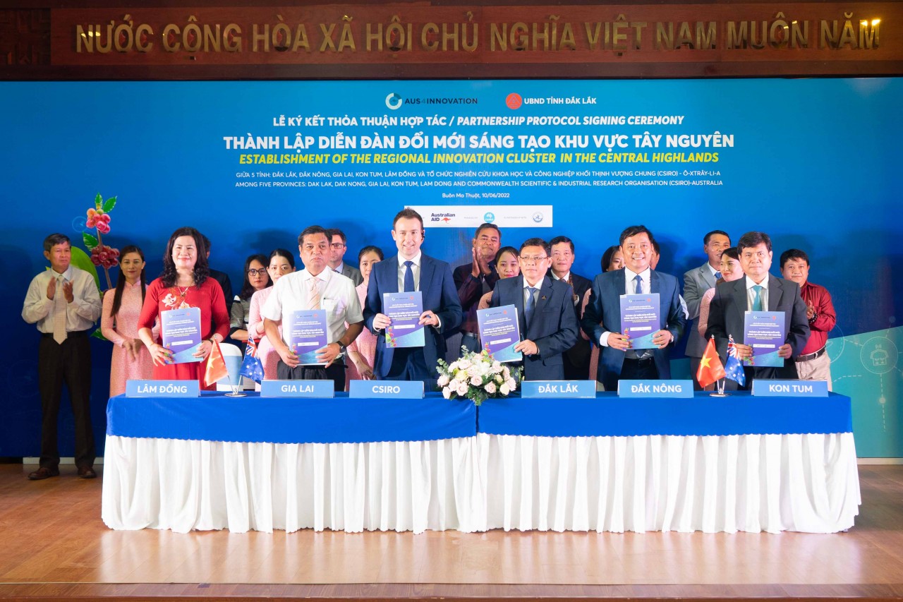 Lễ kí kết thoả thuận hợp tác cho Diễn đàn Đổi mới sáng tạo khu vực Tây Nguyên giữa đại diện của 5 tỉnh Tây Nguyên và đại diện của CSIRO, với sự chứng kiến của Phó Đại sứ Úc Mark Tattersall và Thứ trưởng Bộ Khoa học Công nghệ Trần Văn Tùng. Lễ kí kết thoả thuận hợp tác cho Diễn đàn Đổi mới sáng tạo khu vực Tây Nguyên giữa đại diện của 5 tỉnh Tây Nguyên và đại diện của CSIRO, với sự chứng kiến của Phó Đại sứ Úc Mark Tattersall và Thứ trưởng Bộ Khoa học Công nghệ Trần Văn Tùng.