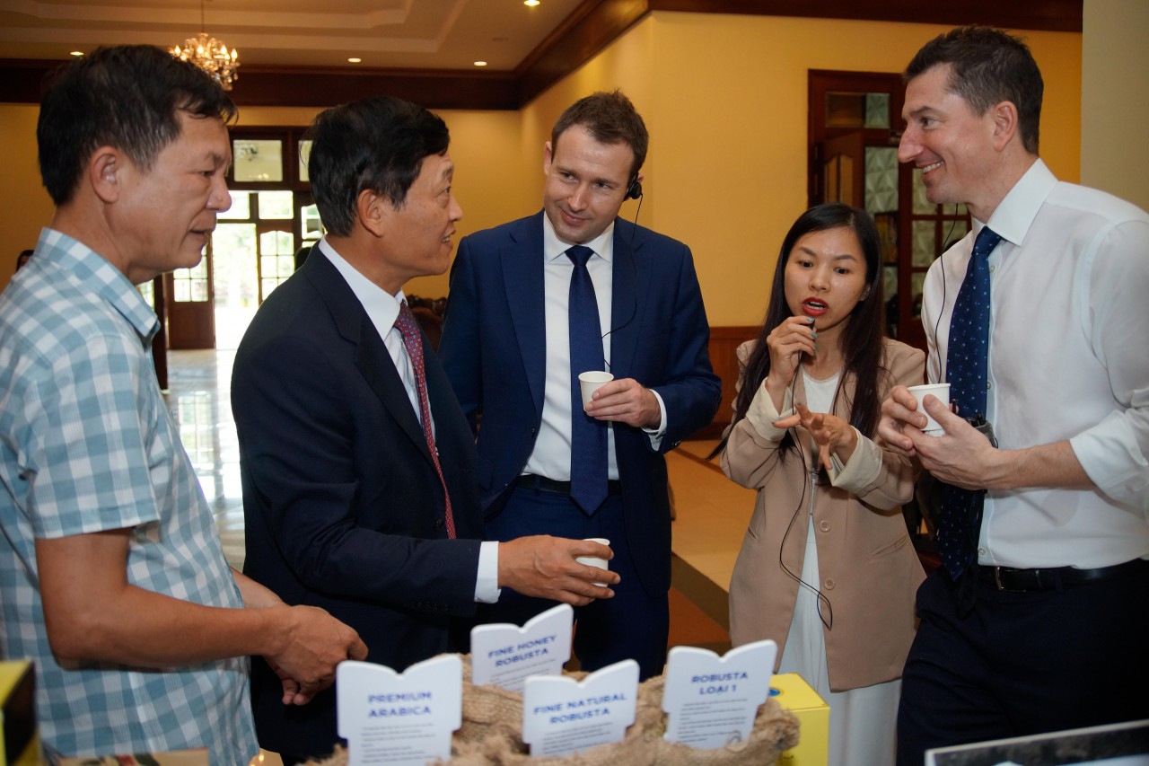 Thứ trưởng Bộ Khoa học Công nghệ Trần Văn Tùng giới thiệu với Phó Đại sứ Úc Mark Tattersall và Giám đốc Chương trình Aus4Innovation Kim Wimbush về cà phê và các nông sản đặc sản của Tây Nguyên. Thứ trưởng Bộ Khoa học Công nghệ Trần Văn Tùng giới thiệu với Phó Đại sứ Úc Mark Tattersall và Giám đốc Chương trình Aus4Innovation Kim Wimbush về cà phê và các nông sản đặc sản của Tây Nguyên.