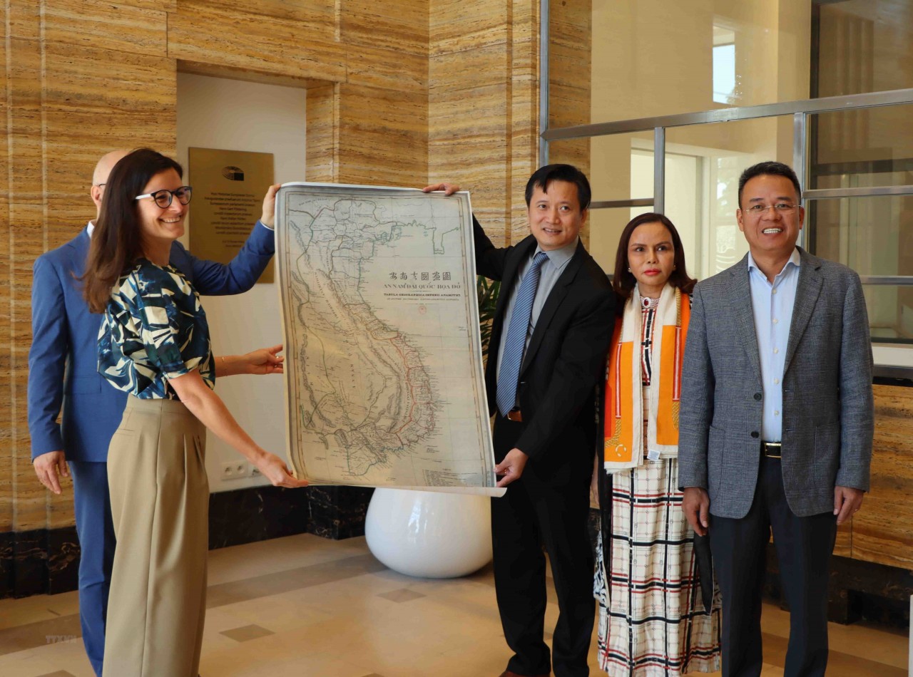 Ông Nguyễn Hùng Sơn, Phó Giám đốc Học viện Ngoại giao Việt Nam, trao tấm bản đồ An Nam Đại Quốc họa đồ cho bà Simina Badica, giám tuyển lưu trữ, Bảo tàng Lịch sử châu Âu. (Ảnh: Hương Giang/TTXVN) Ông Nguyễn Hùng Sơn, Phó Giám đốc Học viện Ngoại giao Việt Nam, trao tấm bản đồ An Nam Đại Quốc họa đồ cho bà Simina Badica, giám tuyển lưu trữ, Bảo tàng Lịch sử châu Âu. (Ảnh: Hương Giang/TTXVN)