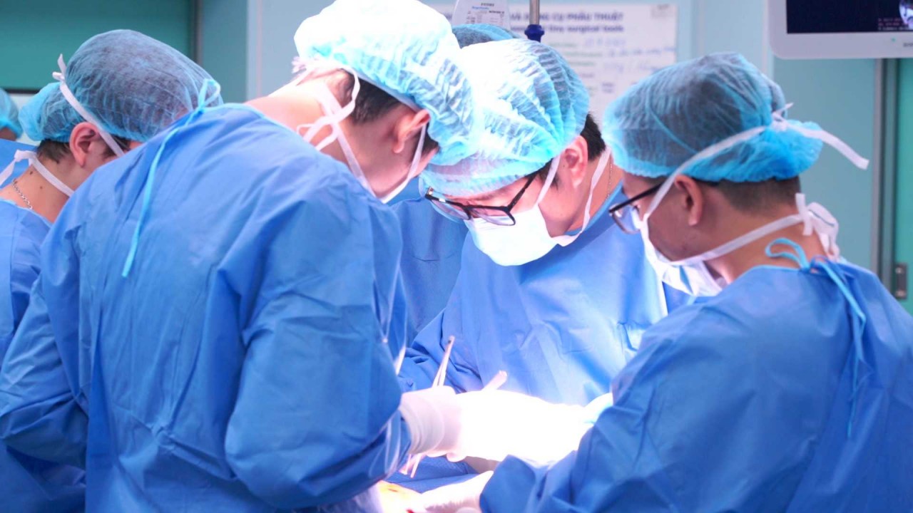 Các giáo sư, bác sĩ đến từ Hà Nội sẽ thực hiện các cuộc phẫu thuật, can thiệp khó, ứng dụng kỹ thuật tiên tiến nhất hiện nay tại Vinmec Hạ Long và Vinmec Hải Phòng. Các giáo sư, bác sĩ đến từ Hà Nội sẽ thực hiện các cuộc phẫu thuật, can thiệp khó, ứng dụng kỹ thuật tiên tiến nhất hiện nay tại Vinmec Hạ Long và Vinmec Hải Phòng.