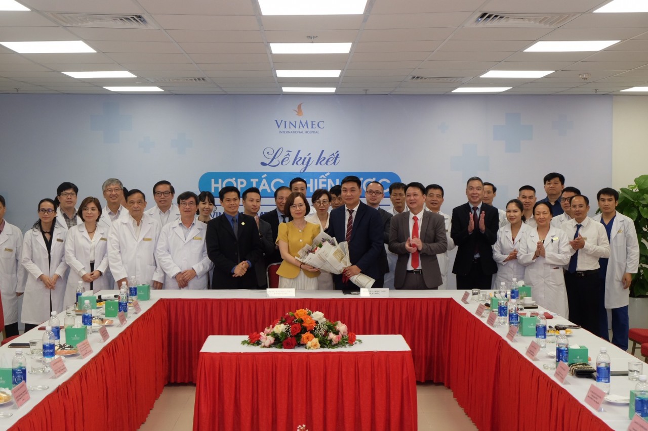 Bệnh viện Vinmec Times City và Vinmec Hạ Long ký kết thỏa thuận hợp tác chiến lược để đưa các chuyên gia đầu ngành của Vinmec Times City (Hà Nội) về Quảng Ninh, hỗ trợ công tác thăm khám và điều trị tại Quảng Ninh và các vùng lân cận. Bệnh viện Vinmec Times City và Vinmec Hạ Long ký kết thỏa thuận hợp tác chiến lược để đưa các chuyên gia đầu ngành của Vinmec Times City (Hà Nội) về Quảng Ninh, hỗ trợ công tác thăm khám và điều trị tại Quảng Ninh và các vùng lân cận.