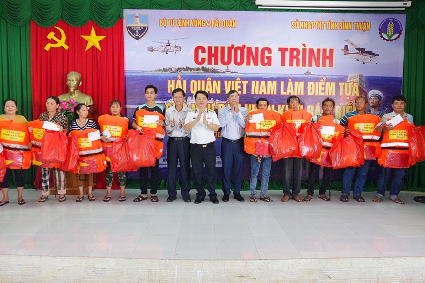 Hải quân Việt Nam làm điểm tựa cho ngư dân vươn khơi, bám biển Hải quân Việt Nam làm điểm tựa cho ngư dân vươn khơi, bám biển