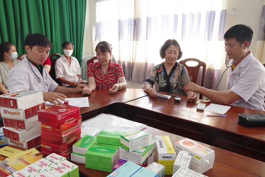 Hải quân Việt Nam làm điểm tựa cho ngư dân vươn khơi, bám biển Hải quân Việt Nam làm điểm tựa cho ngư dân vươn khơi, bám biển