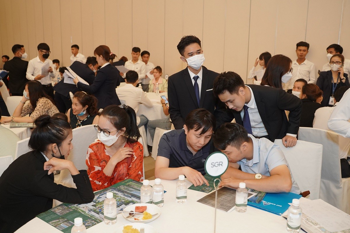 Theo thống kê, sau 2 ngày mở bán, đã có khoảng 10.000 khách hàng tới tham dự chuỗi sự kiện. Theo thống kê, sau 2 ngày mở bán, đã có khoảng 10.000 khách hàng tới tham dự chuỗi sự kiện.