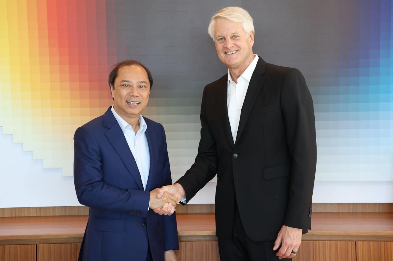 Đại sứ Nguyễn Quốc Dũng gặp ông John Donahoe, Chủ tịch kiêm Tổng giám đốc của tập đoàn Nike. Đại sứ Nguyễn Quốc Dũng gặp ông John Donahoe, Chủ tịch kiêm Tổng giám đốc của tập đoàn Nike.