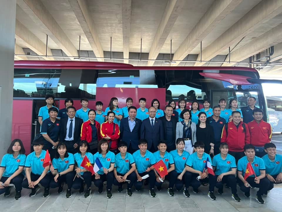 Đại sứ Việt Nam tại Pháp Đinh Toàn Thắng, Đại sứ Trưởng phái đoàn Việt Nam bên cạnh UNESCO Lê Thị Hồng Vân đã ra sân bay đón đoàn. Đại sứ Việt Nam tại Pháp Đinh Toàn Thắng, Đại sứ Trưởng phái đoàn Việt Nam bên cạnh UNESCO Lê Thị Hồng Vân đã ra sân bay đón đoàn.