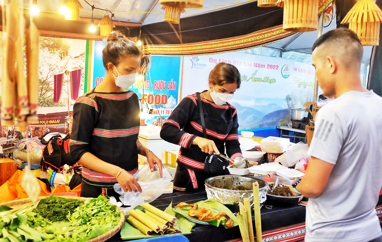 Ẩm thực truyền thống Jrai thu hút thực khách. Ảnh: Hoàng Ngọc