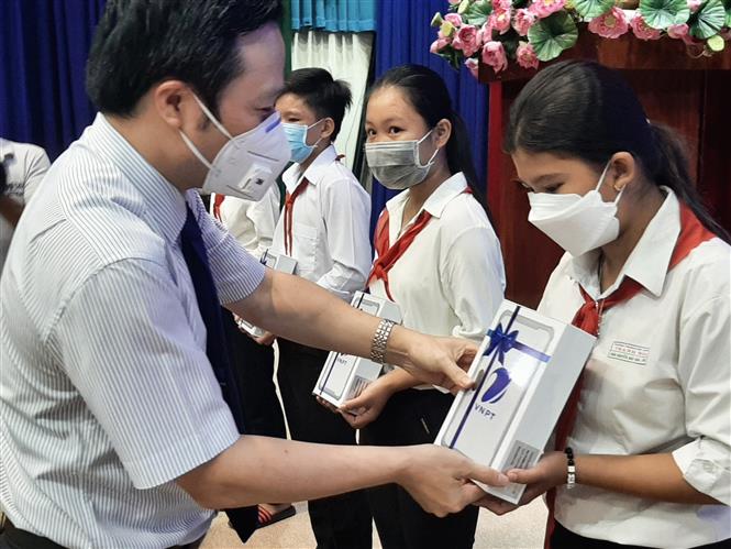 Hỗ trợ máy tính bảng cho học sinh phổ thông thuộc hộ nghèo, hộ cận nghèo Chú thích ảnh