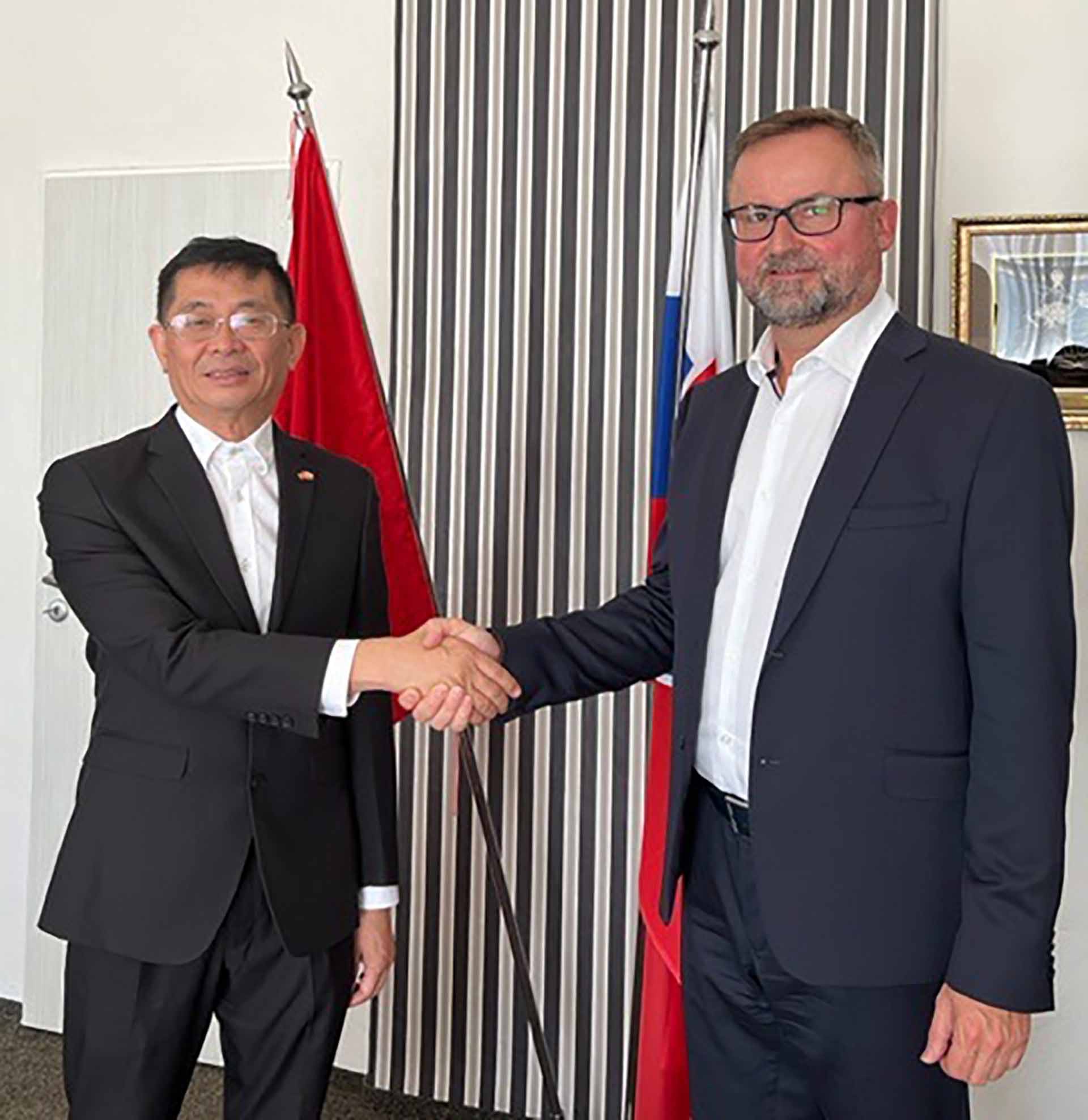 Đại sứ thăm văn phòng Lãnh sự Danh dự của Việt Nam tại Kosice. Đại sứ thăm văn phòng Lãnh sự Danh dự của Việt Nam tại Kosice.