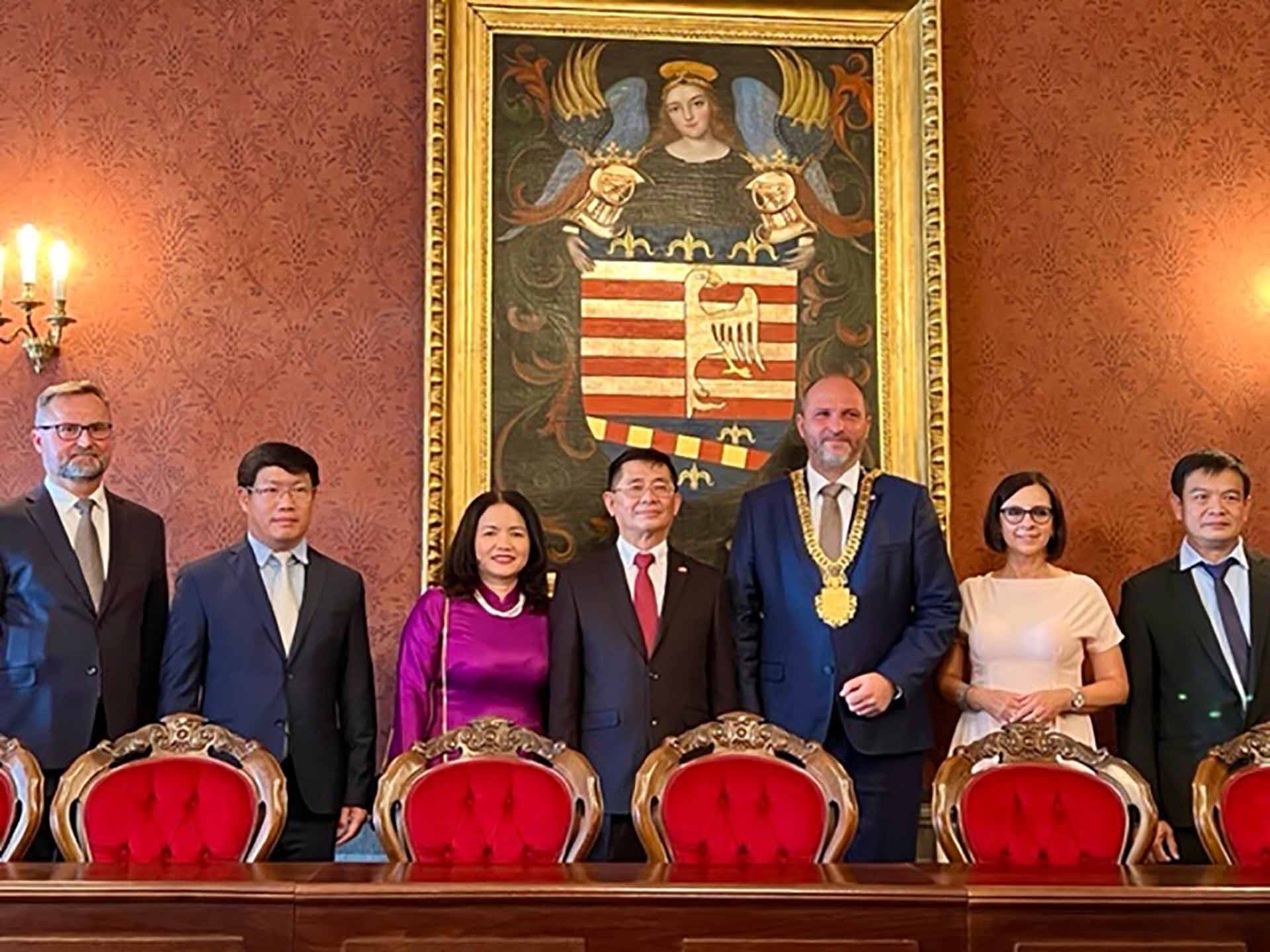 Đại sứ và đại diện cộng đồng chụp ảnh lưu niệm. Đại sứ và đại diện cộng đồng chụp ảnh lưu niệm.