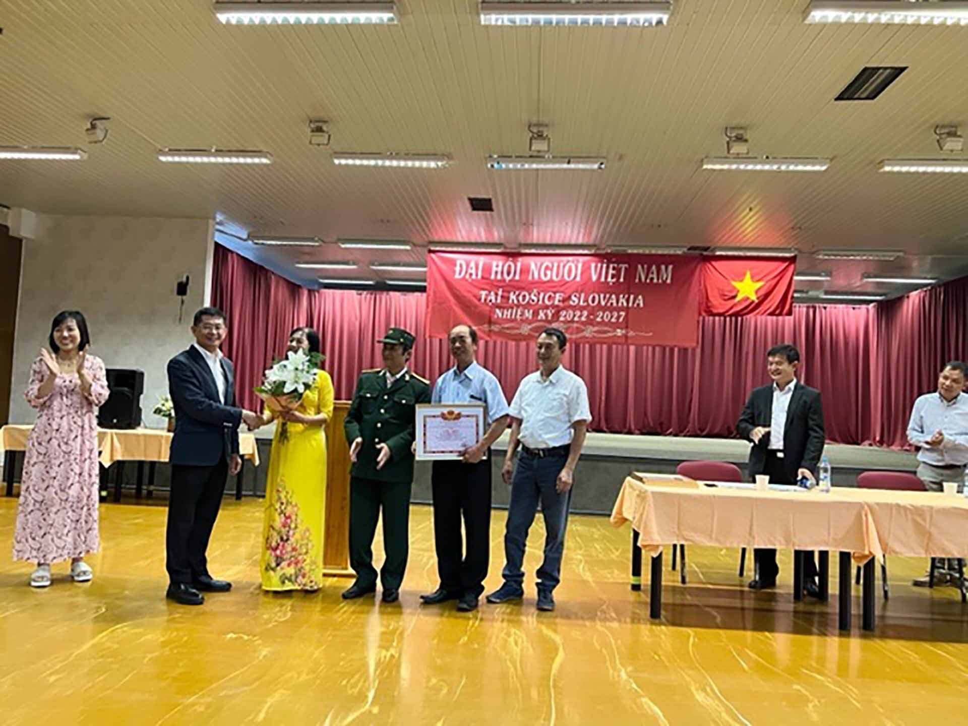 Đại sứ trao Giấy khen cho đại diện hội, đoàn. Đại sứ trao Giấy khen cho đại diện hội, đoàn.