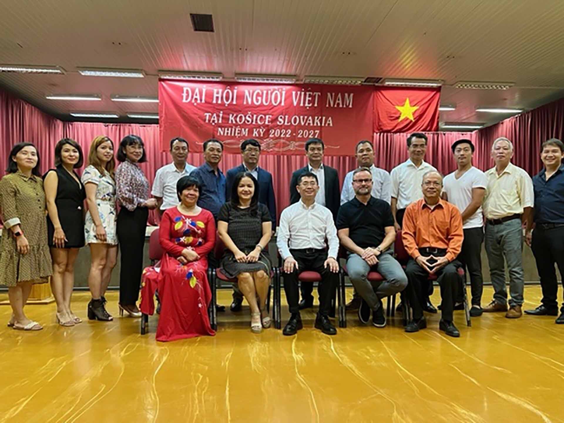 Đại sứ chụp ảnh lưu niệm với Ban chấp hành Hội người Việt tại Kosice Đại sứ chụp ảnh lưu niệm với Ban chấp hành Hội người Việt tại Kosice