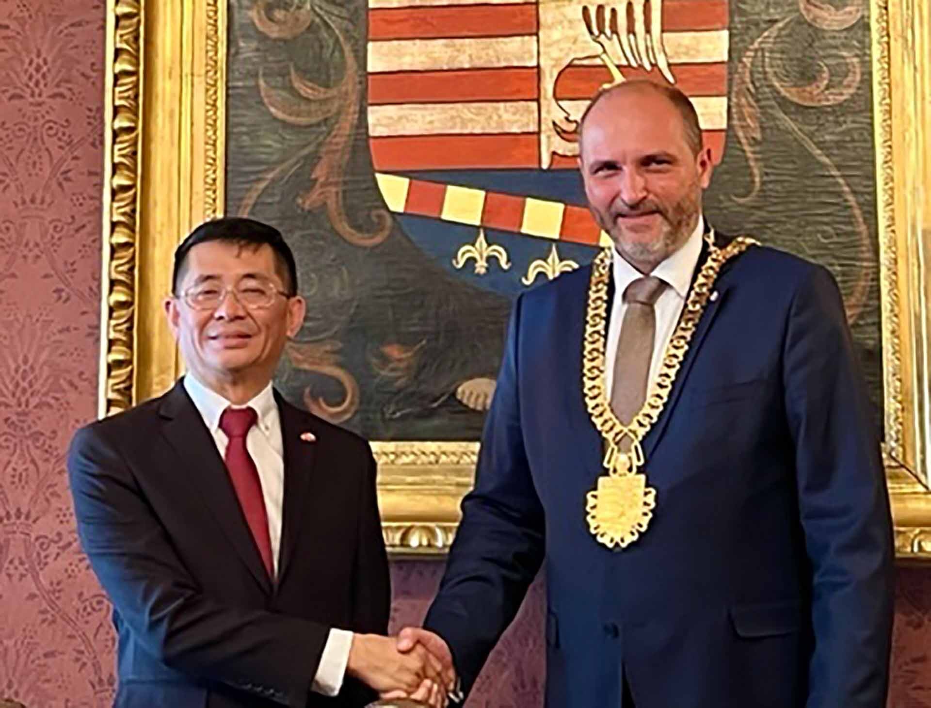 Đại sứ chào xã giao Thị trưởng Kosice. Đại sứ chào xã giao Thị trưởng Kosice.