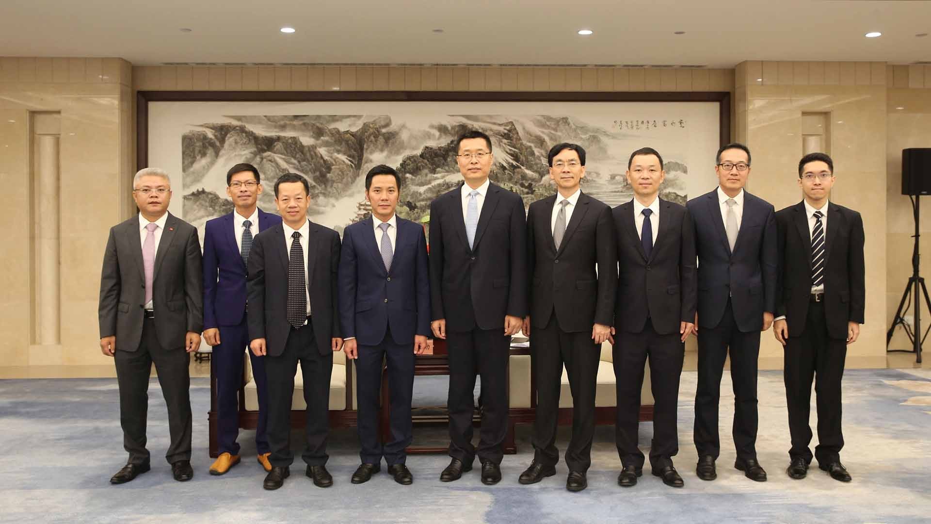 Cán bộ Tổng lãnh sự quán Việt Nam tại Thượng Hải và Văn phòng xúc tiến thương mại Việt Nam tại Hàng Châu chụp ảnh chung với Đại diện các ban ngành tỉnh Chiết Giang Cán bộ Tổng lãnh sự quán Việt Nam tại Thượng Hải và Văn phòng xúc tiến thương mại Việt Nam tại Hàng Châu chụp ảnh chung với Đại diện các ban ngành tỉnh Chiết Giang