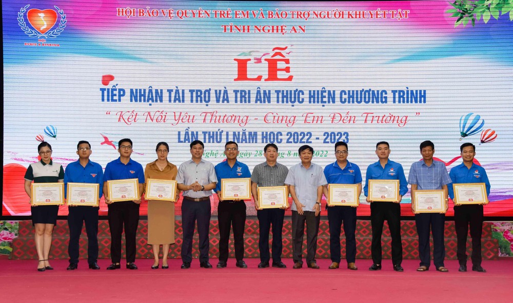 Nghệ An: Hơn 6,3 tỷ đồng ủng hộ Chương trình Nghệ An: Hơn 6,3 tỷ đồng ủng hộ Chương trình 'Kết nối yêu thương - cùng em đến trường' ảnh 4