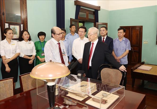 Tổng Bí thư dâng hương tưởng niệm Chủ tịch Hồ Chí Minh Chú thích ảnh