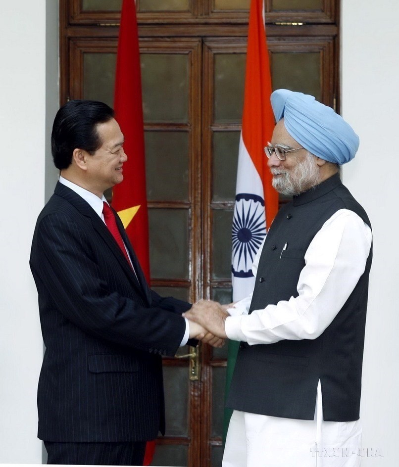 Ngày 6/7/2007, tại New Delhi, Thủ tướng Ấn Độ Manmohan Singh đón và hội đàm với Thủ tướng Nguyễn Tấn Dũng thăm chính thức Ấn Độ - chuyến thăm nâng quan hệ hai nước lên tầm Đối tác Chiến lược. Ngày 6/7/2007, tại New Delhi, Thủ tướng Ấn Độ Manmohan Singh đón và hội đàm với Thủ tướng Nguyễn Tấn Dũng thăm chính thức Ấn Độ - chuyến thăm nâng quan hệ hai nước lên tầm Đối tác Chiến lược.