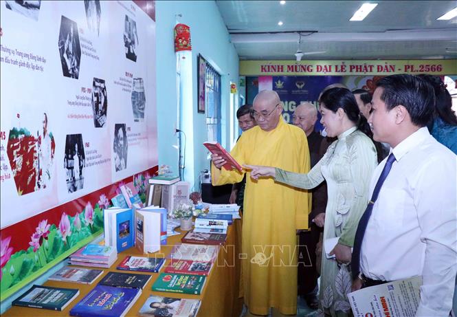 Ra mắt Chú thích ảnh