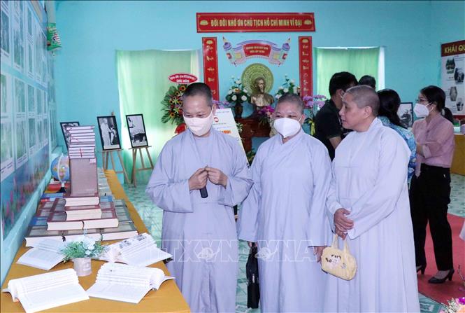Ra mắt Chú thích ảnh