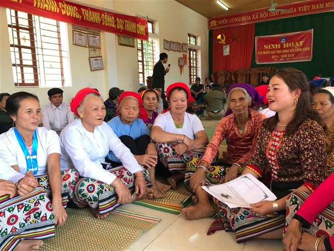 Đồng bào các dân tộc ít người luôn được bảo đảm quyền công dân, được Nhà nước quan tâm chăm lo, đầu tư phát triển, để vừa giữ gìn bản sắc văn hóa riêng, vừa đáp ứng yêu cầu phát triển chung trên cả nước. Trong ảnh: Sinh hoạt Câu lạc bộ Người cao tuổi lồng ghép công tác dân số kế hoạch hóa gia đình ở xã miền núi Châu Phong, huyện Quỳ Châu, Nghệ An. (Nguồn: TTXVN) Đồng bào các dân tộc ít người luôn được bảo đảm quyền công dân, được Nhà nước quan tâm chăm lo, đầu tư phát triển, để vừa giữ gìn bản sắc văn hóa riêng, vừa đáp ứng yêu cầu phát triển chung trên cả nước. Trong ảnh: Sinh hoạt Câu lạc bộ Người cao tuổi lồng