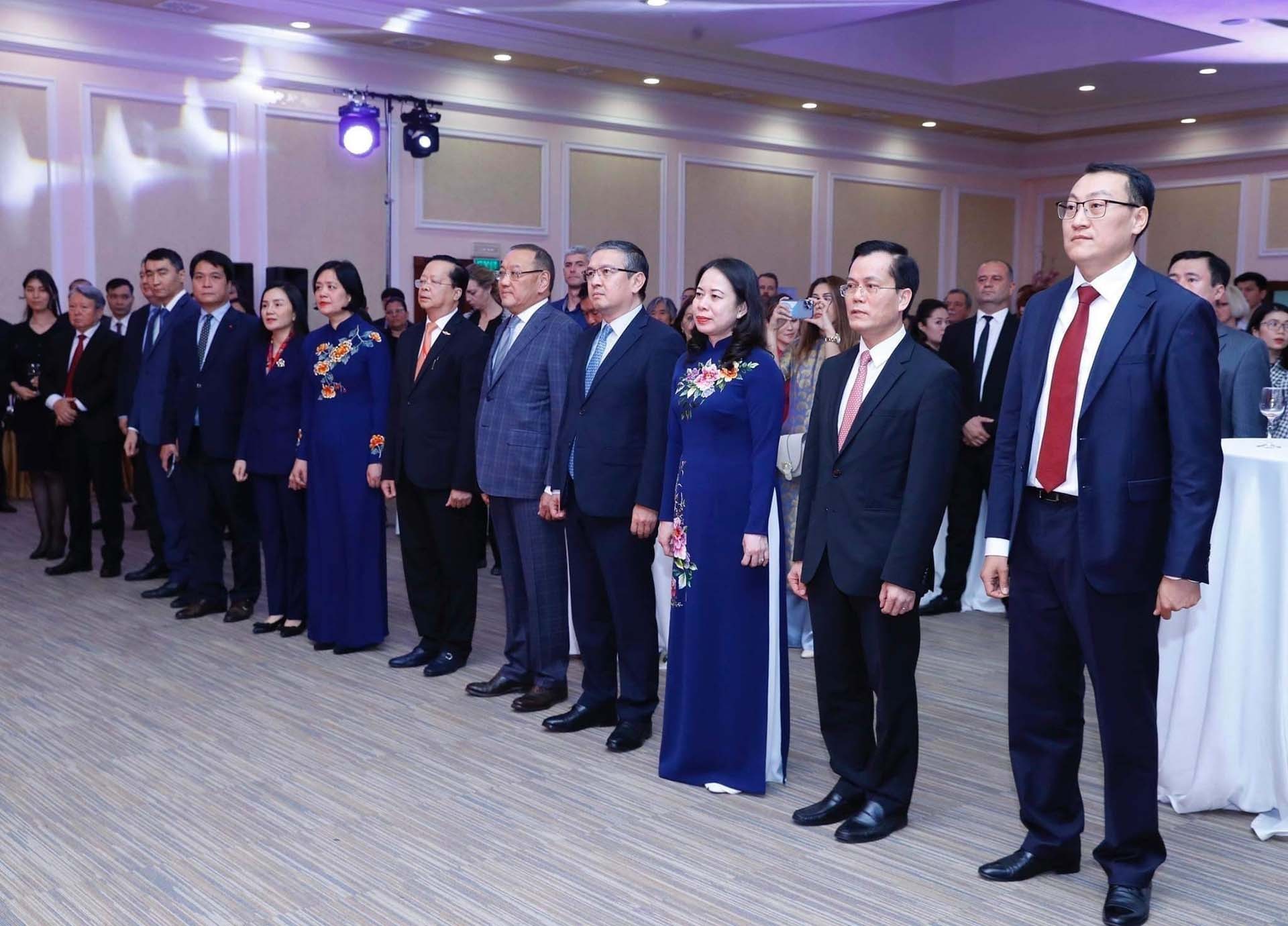 Phó Chủ tịch nước Võ Thị Ánh Xuân và lãnh đạo các bộ, ngành của hai nước dự Lễ kỷ niệm 30 năm Quan hệ ngoại giao Việt Nam-Kazakhstan. (Nguồn: TTXVN) Phó Chủ tịch nước Võ Thị Ánh Xuân và lãnh đạo các bộ, ngành của hai nước dự Lễ kỷ niệm 30 năm Quan hệ ngoại giao Việt Nam-Kazakhstan. (Nguồn: TTXVN)