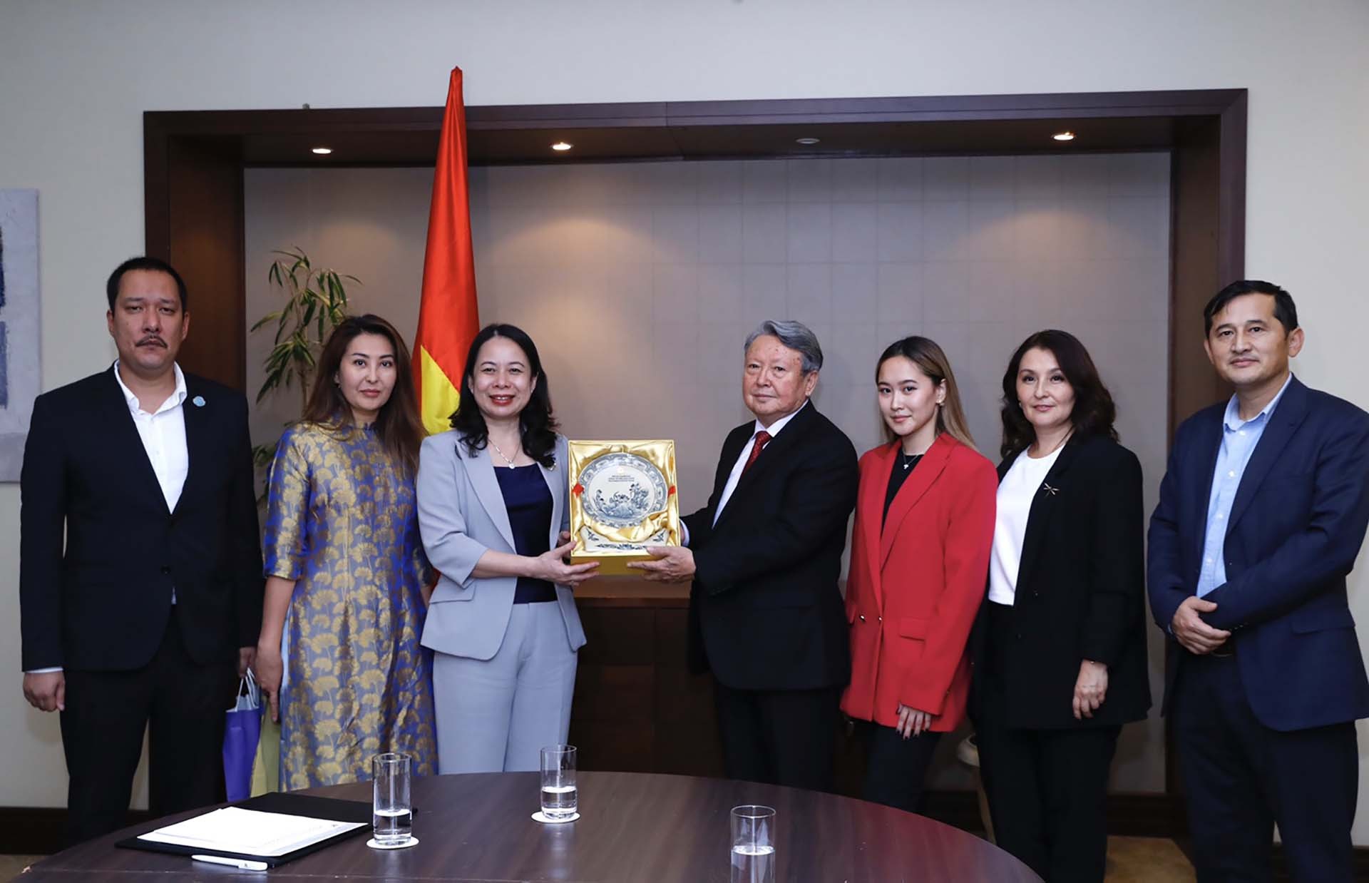 Phó Chủ tịch nước Võ Thị Ánh Xuân gặp đại diện Ban liên lạc Hội hữu nghị Kazakhstan-Việt Nam. Phó Chủ tịch nước Võ Thị Ánh Xuân gặp đại diện Ban liên lạc Hội hữu nghị Kazakhstan-Việt Nam.
