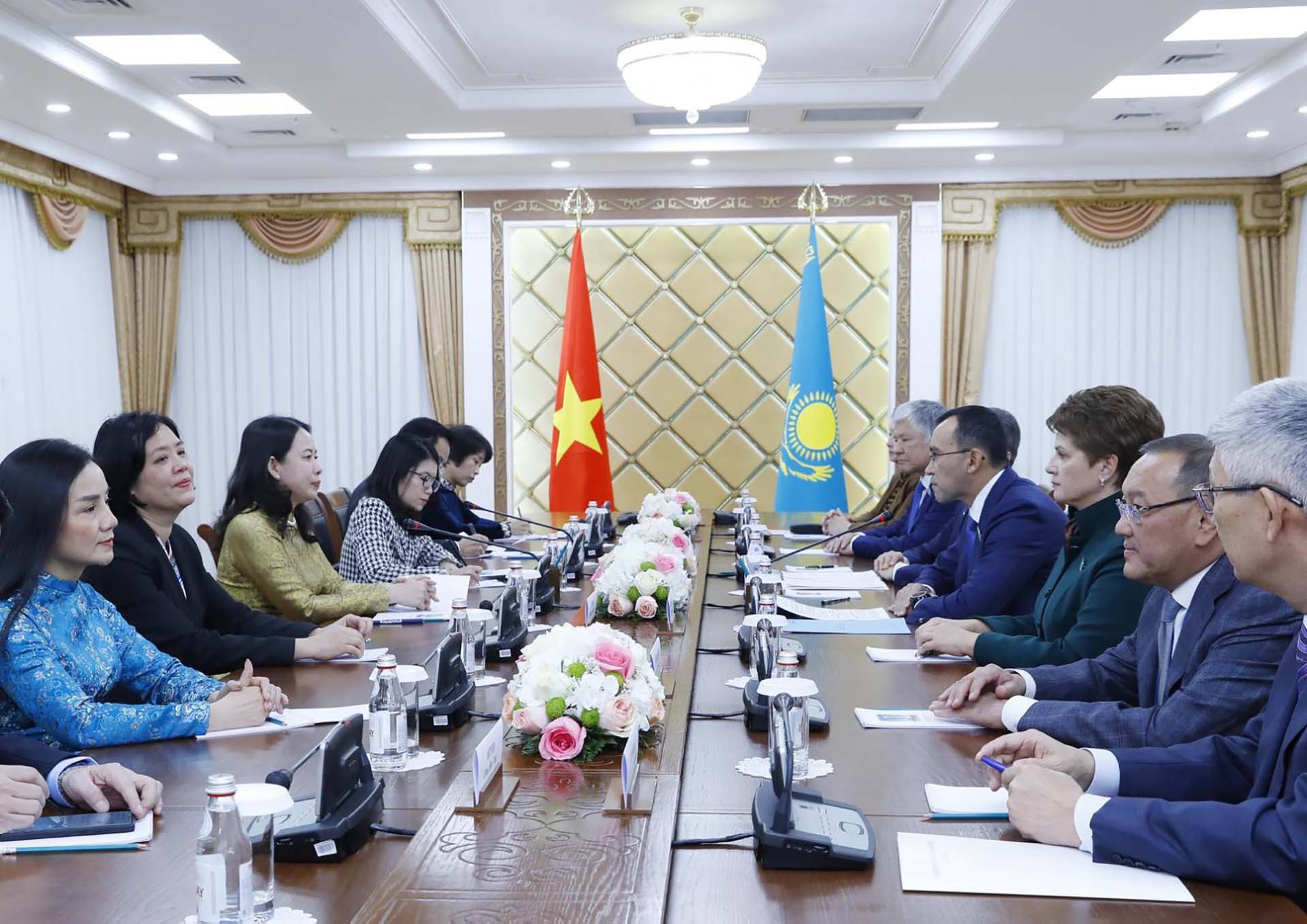 Phó Chủ tịch nước Võ Thị Ánh Xuân hội kiến Chủ tịch Thượng viện Kazakhstan Maulen Ashimbayev. (Nguồn: TTXVN) Phó Chủ tịch nước Võ Thị Ánh Xuân hội kiến Chủ tịch Thượng viện Kazakhstan Maulen Ashimbayev. (Nguồn: TTXVN)