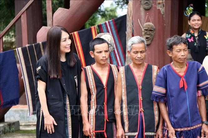 Lan tỏa nét đẹp từ thổ cẩm Tây Nguyên Chú thích ảnh