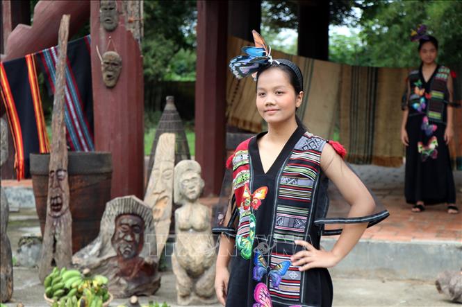 Lan tỏa nét đẹp từ thổ cẩm Tây Nguyên Chú thích ảnh