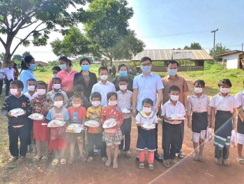 Tuổi xuân của một giáo viên Việt Nam ở nước bạn Lào