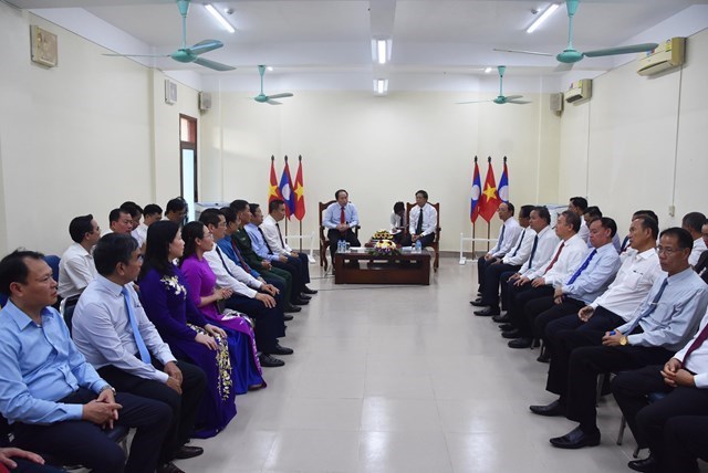 Vun đắp mối quan hệ hữu nghị vĩ đại Việt Nam - Lào mãi mãi xanh tươi, đời đời bền vững Vun đắp mối quan hệ hữu nghị vĩ đại Việt Nam - Lào mãi mãi xanh tươi, đời đời bền vững