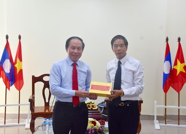 Vun đắp mối quan hệ hữu nghị vĩ đại Việt Nam - Lào mãi mãi xanh tươi, đời đời bền vững Vun đắp mối quan hệ hữu nghị vĩ đại Việt Nam - Lào mãi mãi xanh tươi, đời đời bền vững