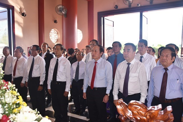 Vun đắp mối quan hệ hữu nghị vĩ đại Việt Nam - Lào mãi mãi xanh tươi, đời đời bền vững Vun đắp mối quan hệ hữu nghị vĩ đại Việt Nam - Lào mãi mãi xanh tươi, đời đời bền vững