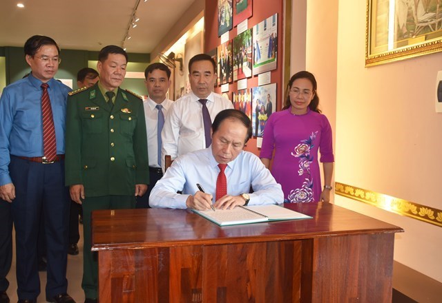 Vun đắp mối quan hệ hữu nghị vĩ đại Việt Nam - Lào mãi mãi xanh tươi, đời đời bền vững Vun đắp mối quan hệ hữu nghị vĩ đại Việt Nam - Lào mãi mãi xanh tươi, đời đời bền vững