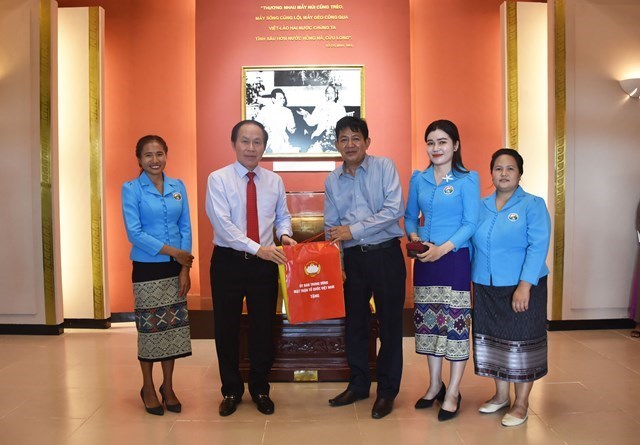 Vun đắp mối quan hệ hữu nghị vĩ đại Việt Nam - Lào mãi mãi xanh tươi, đời đời bền vững Vun đắp mối quan hệ hữu nghị vĩ đại Việt Nam - Lào mãi mãi xanh tươi, đời đời bền vững